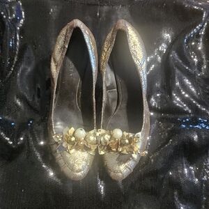 Elegant Gold Women's Shoes with Floral Embellishments